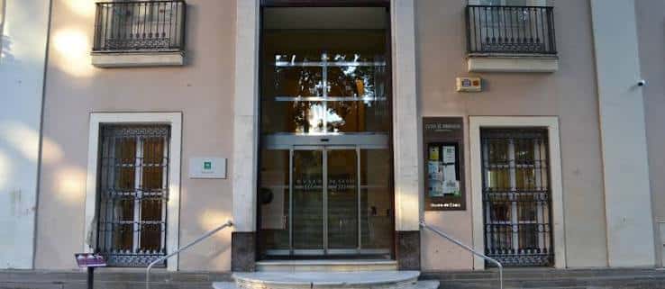 Fachada principal del Museo de Cádiz con entrada accesible