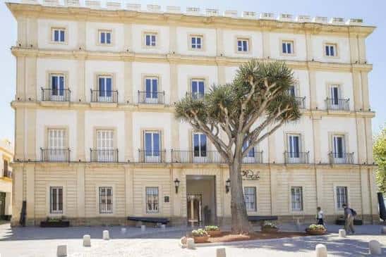 Fachada principal del Centro Cultural Reina Sofía en Cádiz con árbol emblemático