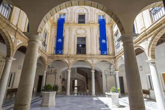 Patio interior con arcos y columnas, ideal para eventos culturales