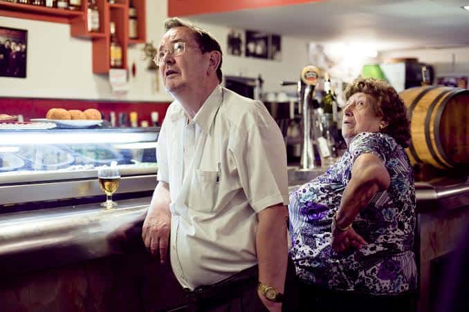 Clientes en el mostrador del bar Makinavaja