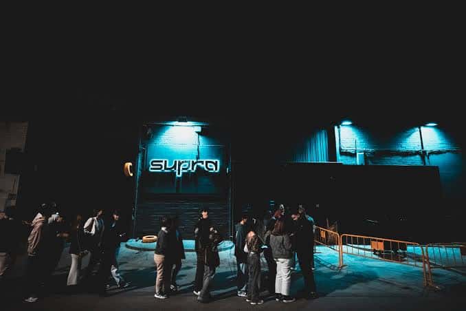 Entrada exterior del Supra Music Hall por la noche con cartel iluminado