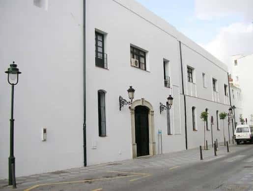 Fachada exterior del Museo Municipal de Algeciras con arquitectura blanca y detalles clásicos