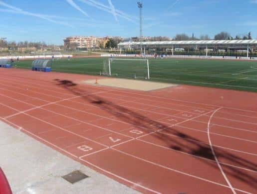 Vista de la pista de atletismo y campo de fútbol en el Polideportivo Cerro del Telégrafo