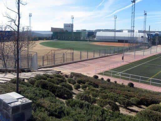 Vista panorámica del complejo deportivo incluyendo campos y gradas