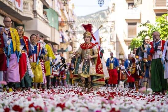 Niño vestido de moro en el centro de la calle durante la procesión