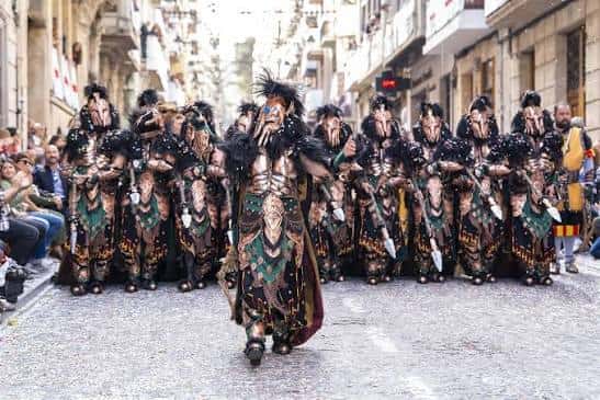 Grupo de guerreros moros con máscaras y vestimenta tradicional