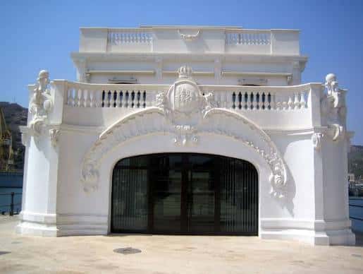 Fachada clásica blanca con detalles ornamentales y esculturas