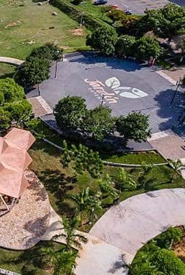 Plaza central con logo de Fundación Bepensa rodeada de árboles