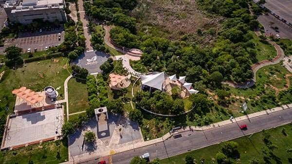 Vista aérea del Jardín Bepensa mostrando áreas verdes y estructuras para eventos