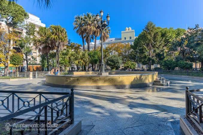 Plaza de Mina en un día soleado con fuentes y zonas verdes