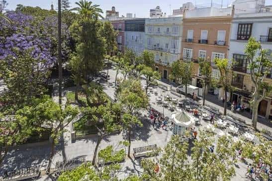 Vista aérea de la plaza con terrazas y edificios históricos al fondo