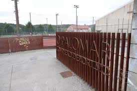 Vista exterior del recinto deportivo O Palomar con su valla de entrada