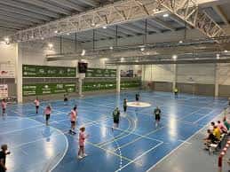 Interior de la pista cubierta durante un partido de baloncesto