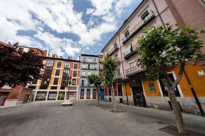 Vista panorámica de la Plaza de Cantarranas con edificios coloridos y árboles