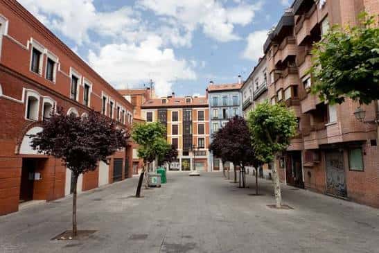 Plaza de Cantarranas en Valladolid con arquitectura tradicional y cielo despejado