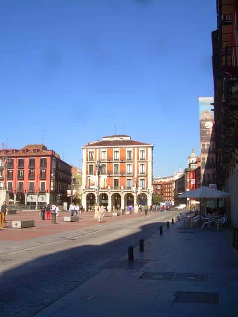 Plaza Mayor de Valladolid con fachadas históricas y gente caminando