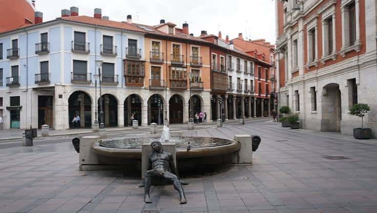 Plaza de la Rinconada con fuente central y edificios históricos