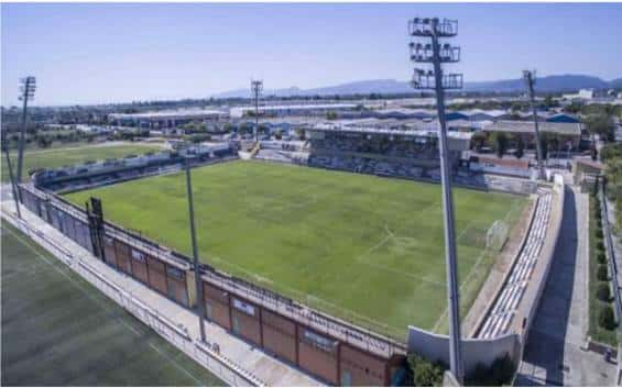Vista aérea del Estadi Municipal de Reus mostrando el campo de juego y las gradas bajo un cielo despejado