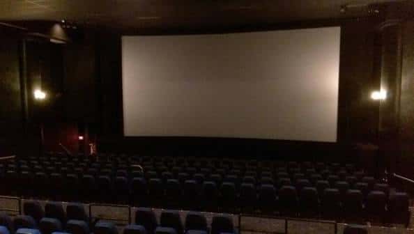 Vista general del auditorio con butacas azules y pantalla de cine
