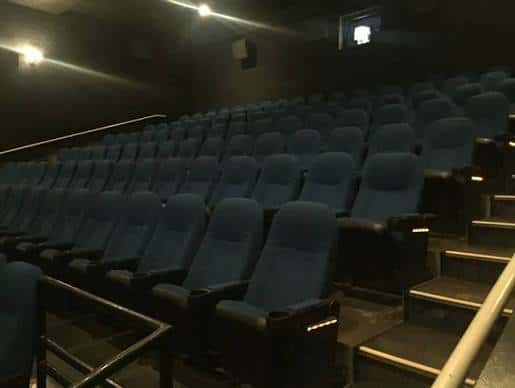 Detalle de las butacas azules en el interior del cine