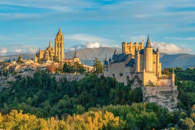 Panorámica del Alcázar de Segovia desde los miradores con la catedral al fondo