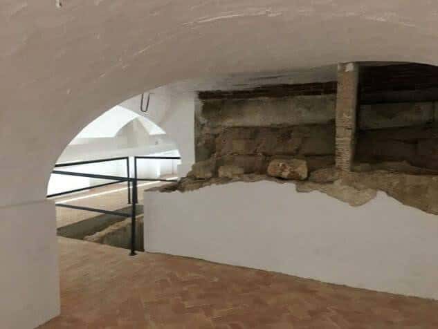 Interior con bóveda y restos arqueológicos expuestos