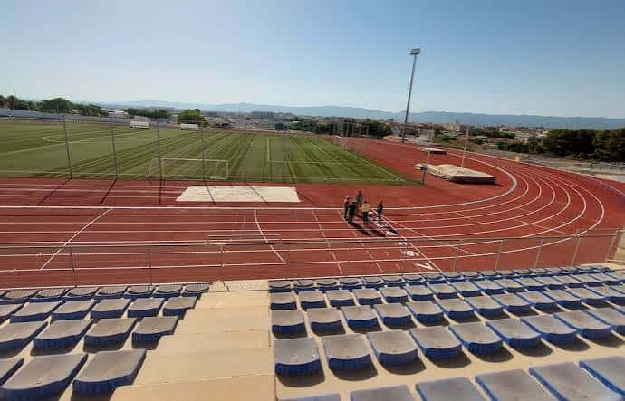 Vista panorámica desde las gradas del polideportivo con pista de atletismo y campo de juego