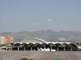 Vista exterior del Recinto Ferial de Castellón con su característica cubierta arqueada y montañas al fondo