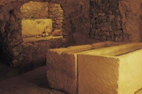 Sarcófagos de piedra en la necrópolis subterránea de Puig des Molins