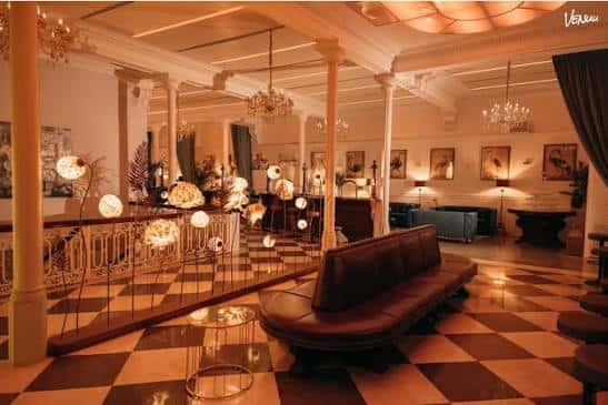 Sala de eventos decorada con sofás y luces ambientales en Laietana Cultural