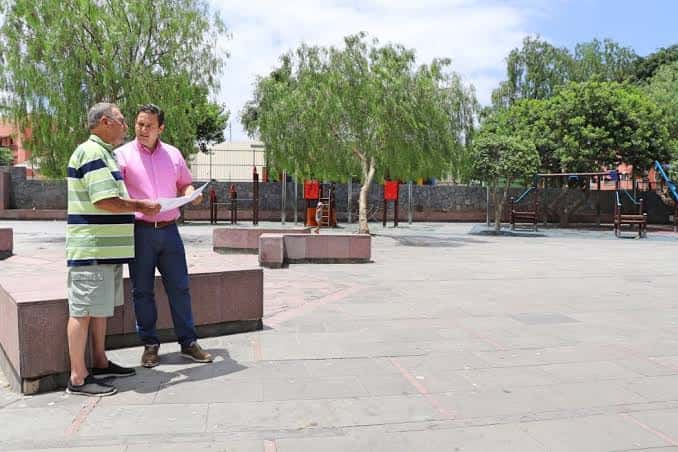 Vista general de la plaza Paulino Suances Romín con zonas infantiles y árboles