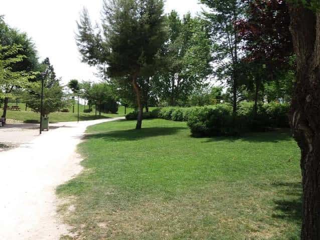 Vista del parque Santiago Apóstol con senderos y zonas verdes