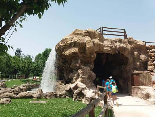 Cascada artificial y cueva en el parque Santiago Apóstol