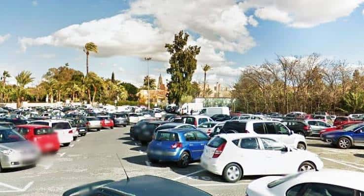 Aparcamiento disuasorio Malecón lleno de vehículos bajo cielo parcialmente nublado