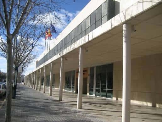 Vista exterior de la Biblioteca Pública Isabel Pérez Valera con columnas y fachada moderna