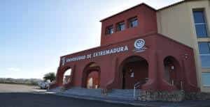 Fachada principal de la Universidad de Extremadura en Badajoz