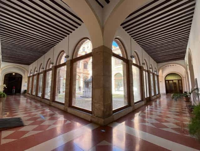 Galería cubierta con bóvedas y suelo de baldosas decorativas