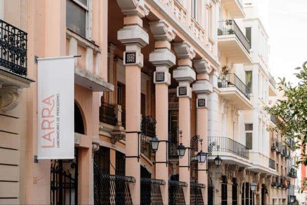 Fachada exterior del Espacio Larra en Madrid con cartel identificativo