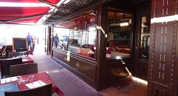 Interior del restaurante con mesas dispuestas para comensales