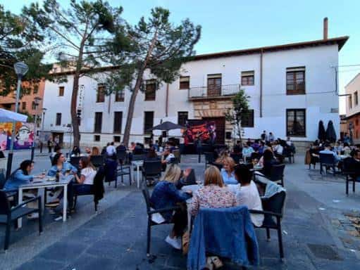 Plaza del Mercado decorada para un evento cultural al atardecer