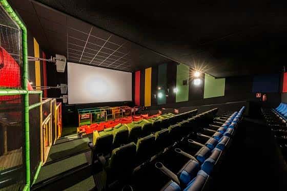 Sala de cine Yelmo con butacas y zona de juegos infantil