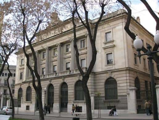 Fachada principal del antiguo Banco de España en Tarragona con columnas y detalles arquitectónicos clásicos