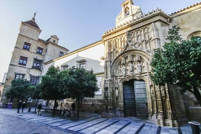 Fachada histórica del Palacio de Congresos con detalles arquitectónicos góticos y renacentistas