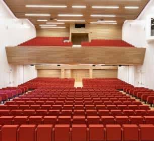 Sala principal del auditorio con butacas rojas y escenario moderno