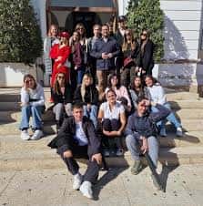 Grupo de personas reunidas en las escaleras exteriores del edificio