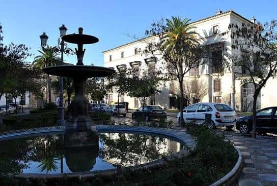Fuente central en la plaza con edificios históricos al fondo