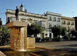 Monumento con estatua y fuente decorativa en la plaza
