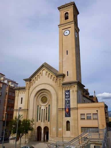 Vista frontal de la Iglesia del Roser en Tortosa con su torre y reloj