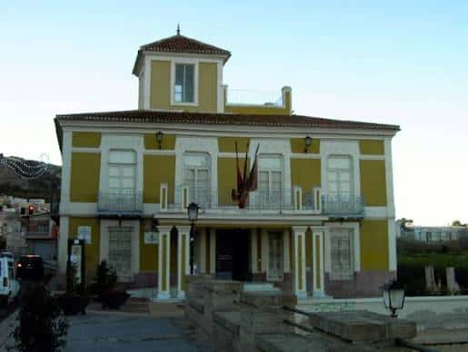 Fachada principal de La Rosaleda en Murcia con arquitectura clásica y detalles ornamentales