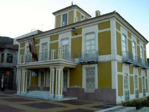 Vista lateral del edificio histórico La Rosaleda mostrando balcones y columnas
